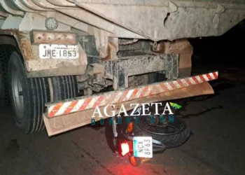 Jovem de 24 anos morre e adolescente fica em estado grave após colisão de moto com uma caçamba, na BR 364