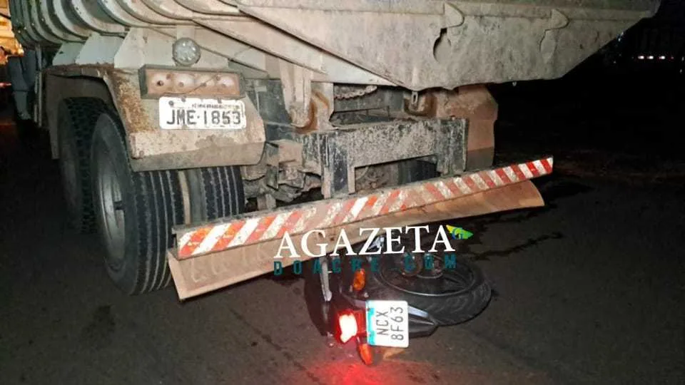Jovem de 24 anos morre e adolescente fica em estado grave após colisão de moto com uma caçamba, na BR 364