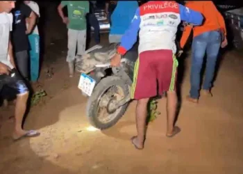 Acidente aconteceu quando o motorista tentou ajudar um motociclista