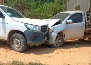 Cinco ficam feridos em acidente envolvendo carros escolares