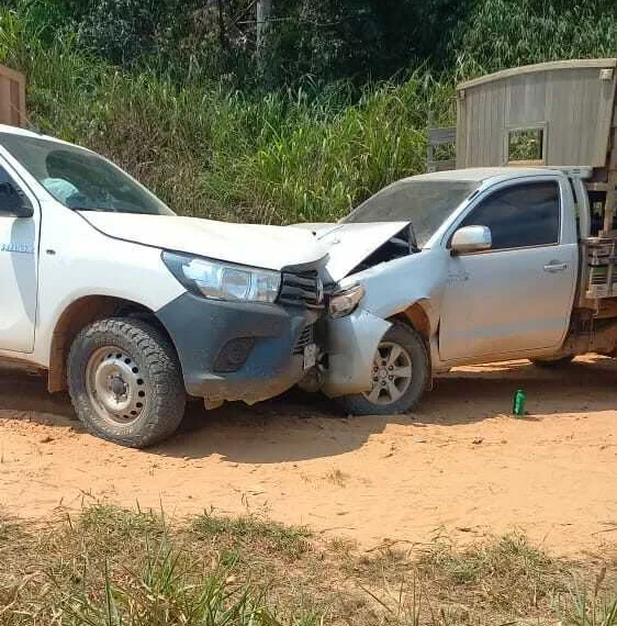 Cinco ficam feridos em acidente envolvendo carros escolares