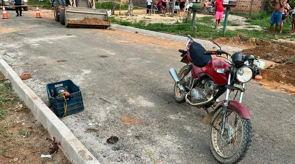 Motociclista é atingido por retroescavadeira e morre em hospital no interior do Acre