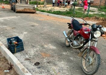 Motociclista é atingido por retroescavadeira e morre em hospital no interior do Acre