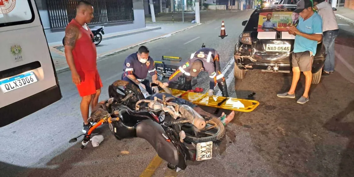 Colisão entre moto e carro na Getúlio Vargas deixa homem com fratura exposta