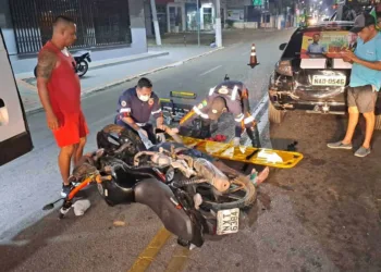 Colisão entre moto e carro na Getúlio Vargas deixa homem com fratura exposta