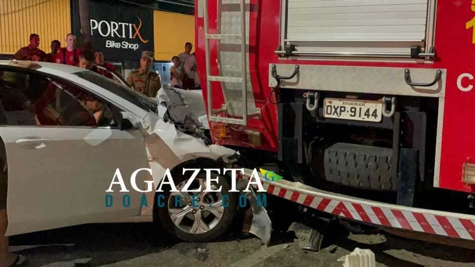Motorista bate carro na traseira de viatura dos Bombeiros