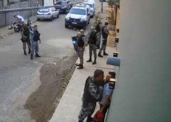 Vídeo mostra policial agredindo homem na Baixada
