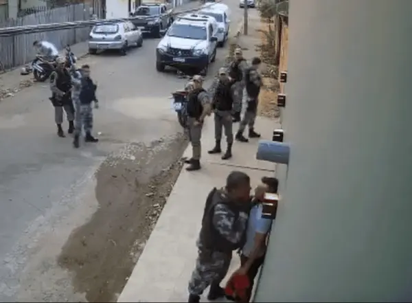 Vídeo mostra policial agredindo homem na Baixada