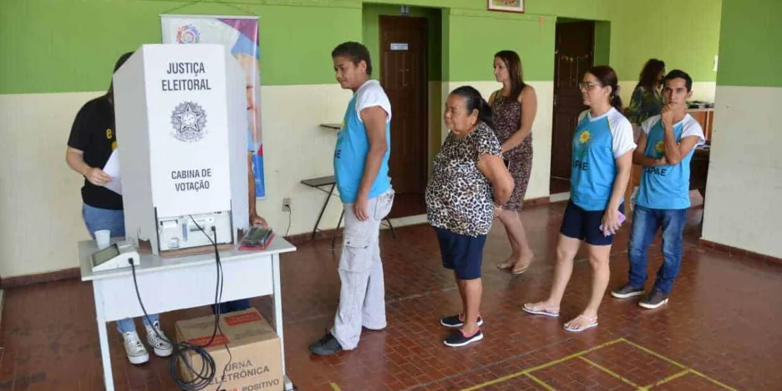 Alunos da Apae de Rio Branco simulam votação e recebem orientações sobre as eleições