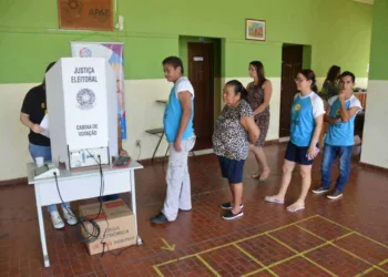 Alunos da Apae de Rio Branco simulam votação e recebem orientações sobre as eleições