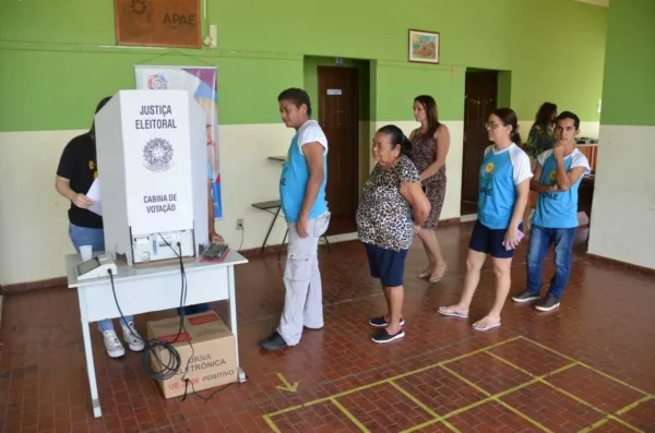 Alunos da Apae de Rio Branco simulam votação e recebem orientações sobre as eleições