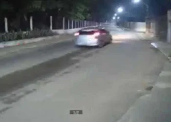 Vídeo: motorista perde o controle da direção, bate carro em muro e capota em Rio Branco