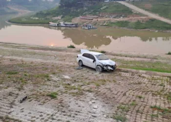 Motorista invade Calçadão da Gameleira, causa acidente e cai às margens do Rio Acre