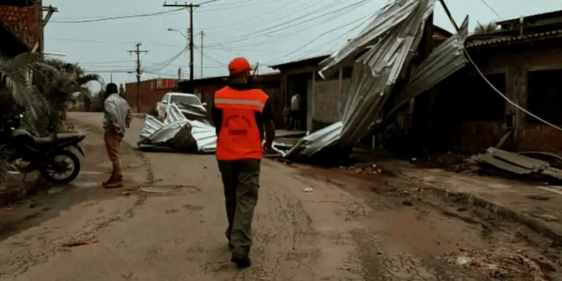 Chuva causa destelhamento de casas e quedas de árvores em Rio Branco