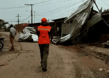 Chuva causa destelhamento de casas e quedas de árvores em Rio Branco
