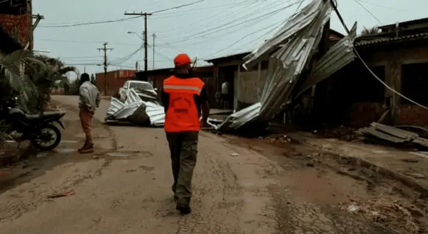Chuva causa destelhamento de casas e quedas de árvores em Rio Branco