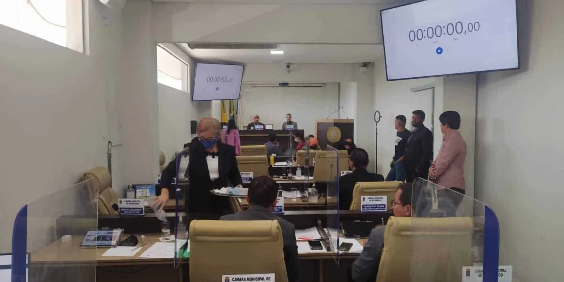 Com apenas sete vereadores, sessão da Câmara é encerrada por falta de quórum