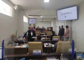 Com apenas sete vereadores, sessão da Câmara é encerrada por falta de quórum