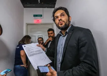 Mesmo com liminar judicial favorável, participação de David Hall é vetada em debate