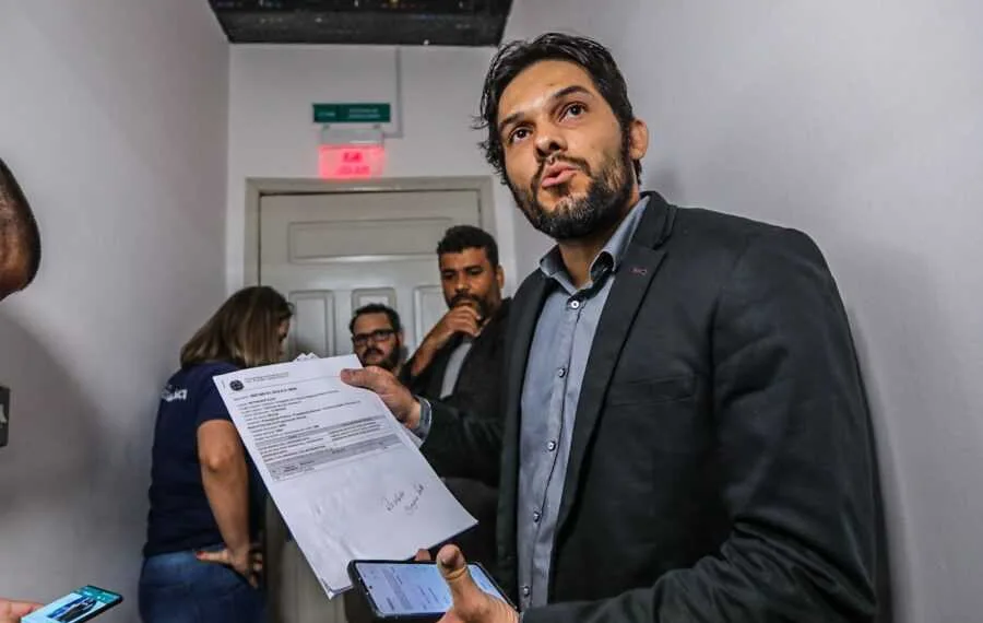 Mesmo com liminar judicial favorável, participação de David Hall é vetada em debate