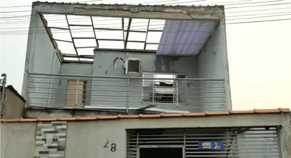 Chuva causa destelhamento de casas e quedas de árvores em Rio Branco