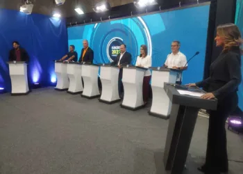 Sem a participação de Gladson Cameli, candidatos ao governo do Acre participam de último debate antes das eleições