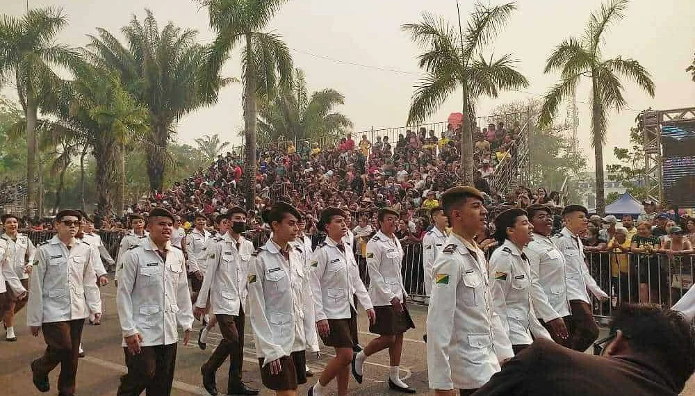 Desfile de 7 de Setembro: comemoração dos 200 anos de Independência do Brasil reúne multidão no Centro de Rio Branco