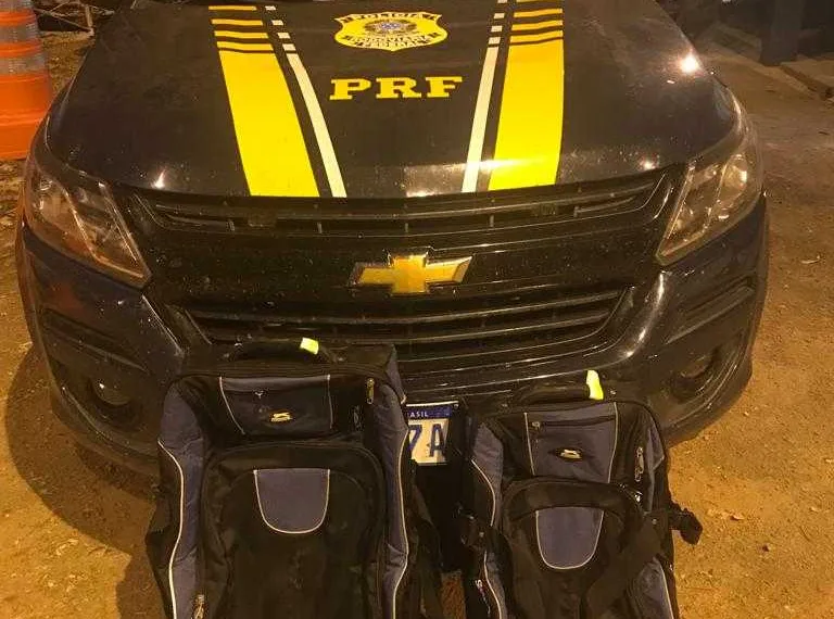 Homem é preso com 12 quilos de droga escondidos em fundos falsos de malas em Rio Branco