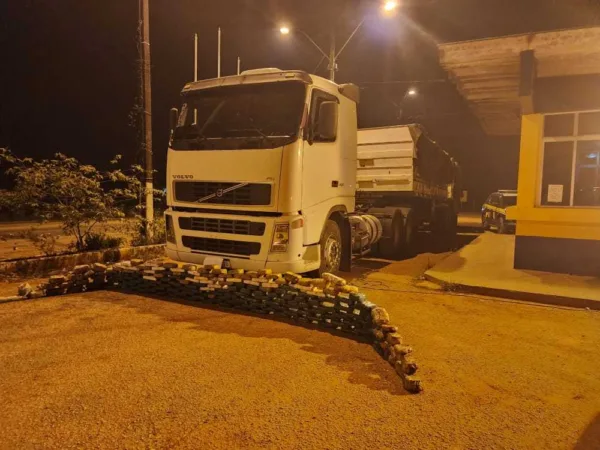 Motorista de carreta é preso pela PRF com mais de 200 quilos de droga em BR no Acre