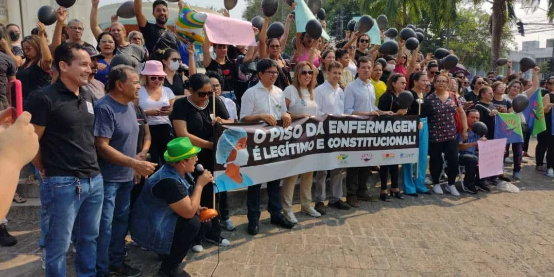 Enfermeiros do Acre fazem vigília pela manutenção do piso nacional e não descartam greve
