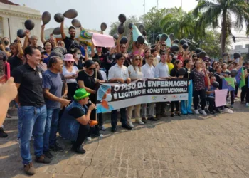 Enfermeiros do Acre fazem vigília pela manutenção do piso nacional e não descartam greve