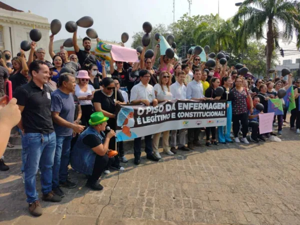 Enfermeiros do Acre fazem vigília pela manutenção do piso nacional e não descartam greve