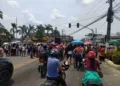 Familiares de presos que estão em greve de fome fecham ruas no Centro de Rio Branco em protesto