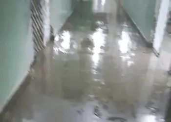 Chuva alaga corredor de hospital em Feijó e faz baratas brotarem do forro da unidade