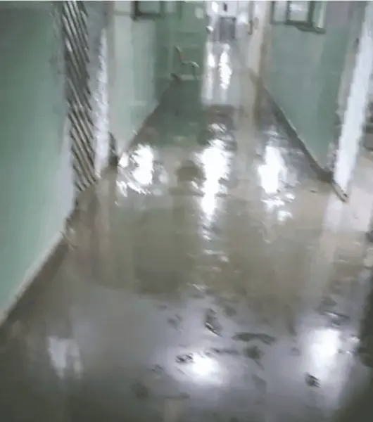 Chuva alaga corredor de hospital em Feijó e faz baratas 'brotarem' do forro da unidade; veja o vídeo