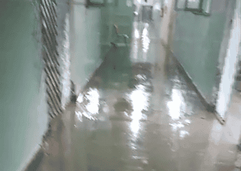Chuva alaga corredor de hospital em Feijó e faz baratas brotarem do forro da unidade