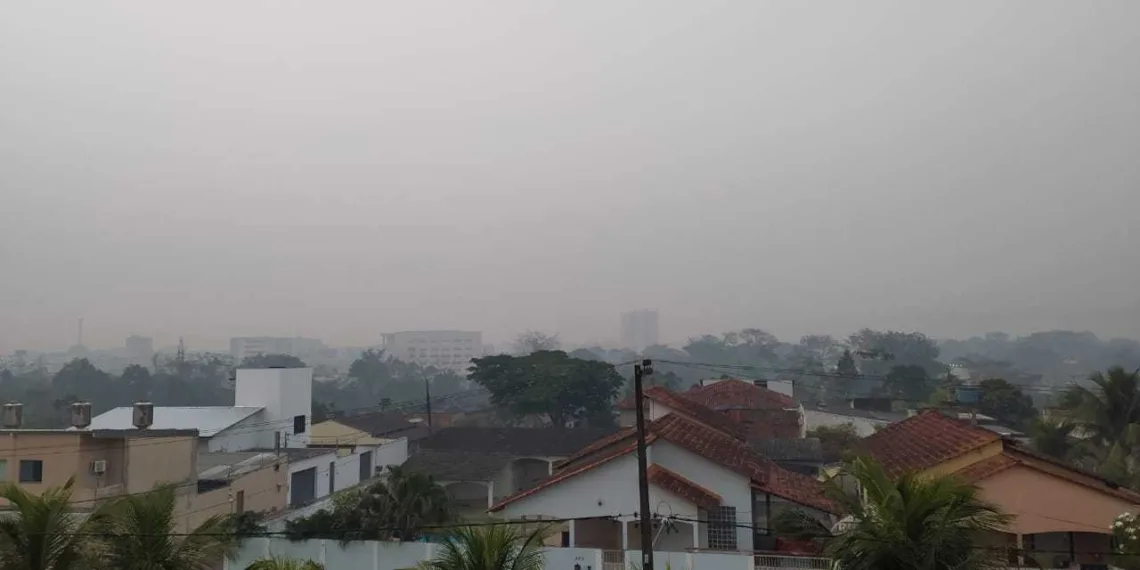 Cortina de fumaça é reflexo das queimadas no Acre