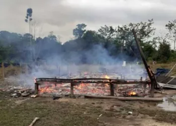 Casa é destruída pelo fogo após ser atingida por raio, na zona rural de Sena Madureira