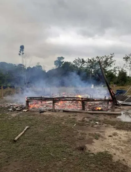 Casa é destruída pelo fogo após ser atingida por raio, na zona rural de Sena Madureira