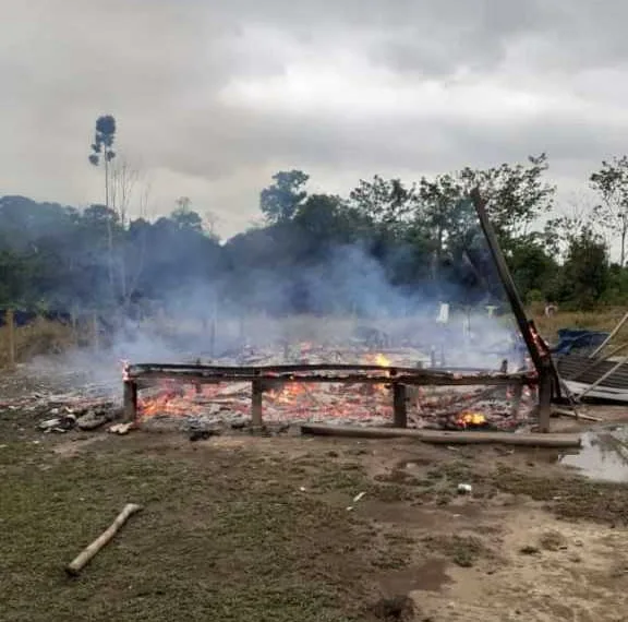 Casa é destruída pelo fogo após ser atingida por raio, na zona rural de Sena Madureira