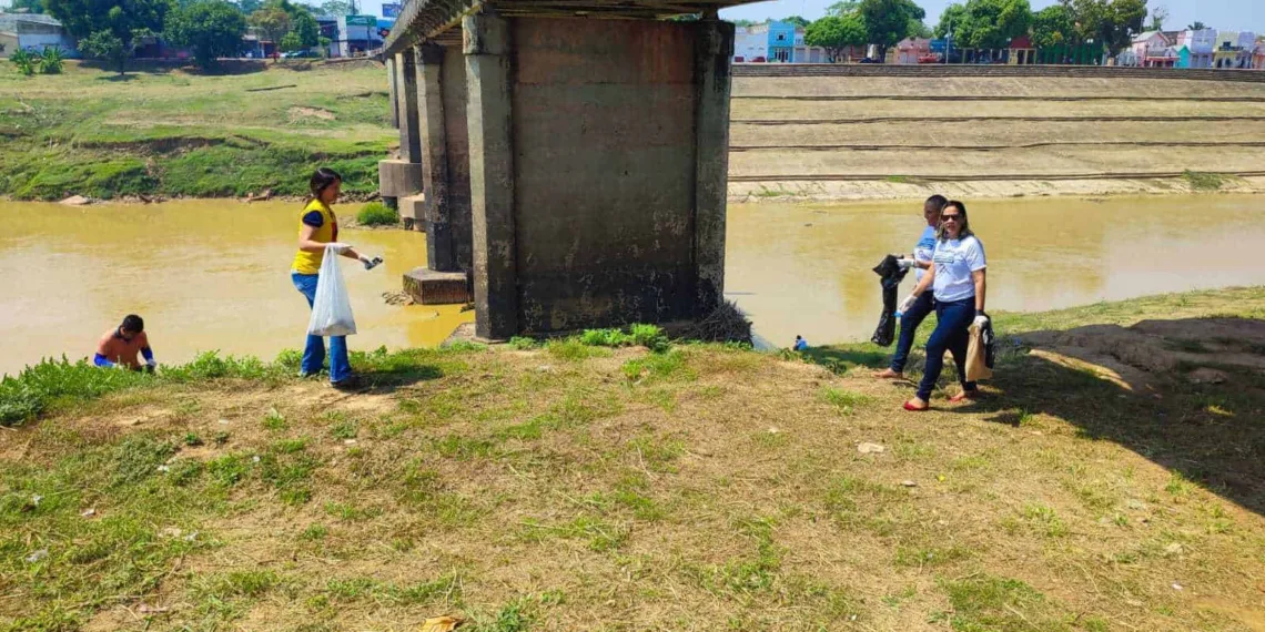 No Dia Mundial da Limpeza, voluntários se reúnem para coletar lixo no centro de Rio Branco