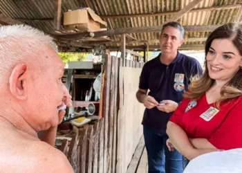 Idoso encontra Nazaré Araújo durante caminhada e conta como o pai dela o salvou