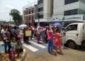 Familiares de presos que estão em greve de fome fecham ruas no Centro de Rio Branco em protesto