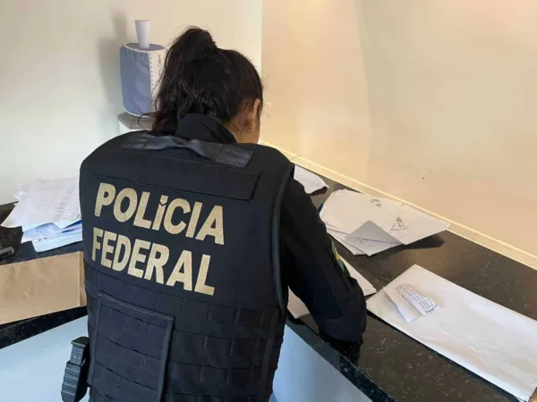 Polícia Federal faz operação para apurar ligação de candidato com facção criminosa em Cruzeiro do Sul