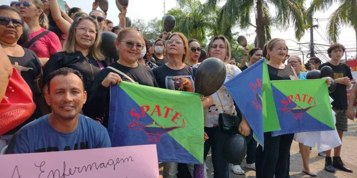Servidores protestaram na manhã desta sexta