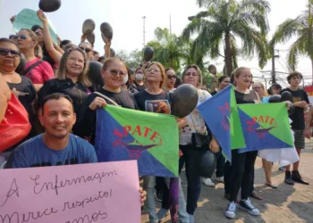 Servidores protestaram na manhã desta sexta