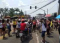 Familiares de presos que estão em greve de fome fecham ruas no Centro de Rio Branco em protesto