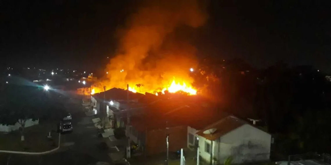 Em Rio Branco, incêndio em vegetação assusta moradores do Xavier Maia e Residencial Yaco
