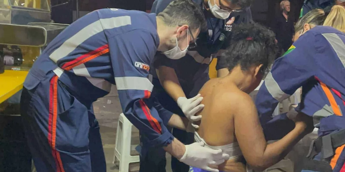 Moradora de rua sofre lesão ao ter espeto cravado nas costas após discussão