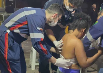 Moradora de rua sofre lesão ao ter espeto cravado nas costas após discussão